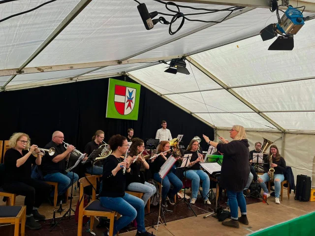 Bläserklasse für Erwachsene in der Eifel unterwegs.🎶
•
•
•
Abschließender Auftritt unserer Bläserklasse 2.0 beim Musikverein @musikverein_lyra_mettendorf. Vielen Dank für die Einladung und viel Erfolg für die dort neu gegründete Bläserklasse.
•
•
•
1 Jahr und 9 Monate hat die Gruppe gemeinsam gelernt und geprobt. Ab November starten sie in unserem Folgeorchester „Fusion Factory“. Danke für euren Mut, die Motivation und Freude im Erwachsenenalter am Instrument zu starten und viel Erfolg bei eurem weiteren Weg.