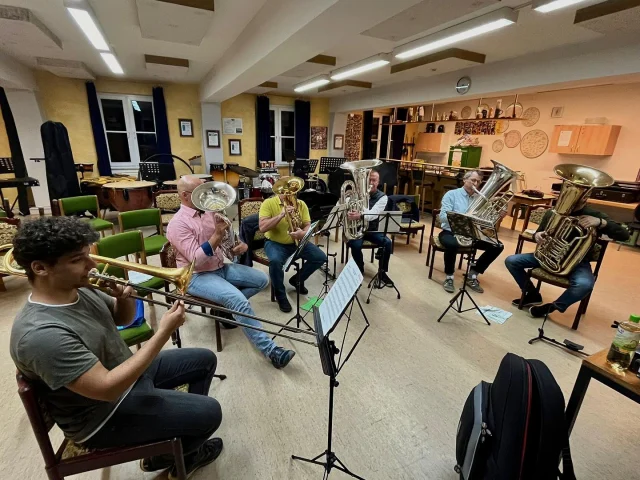 Throwback Thursday 
•
•
•
Letzte Woche, hat sich vor unserer Hauptorchester-Probe ein Blechensemble, aus den verschiedenen Orchestern des Vereines getroffen und gemeinsam unseren Proberaum neu zum klingen gebracht. 🎶
•
•
•
Am Wochenende gestaltete das Flötentrio des Musikvereines den Seniorennachmittag in Naurath musikalisch mit. Vielen Dank für die Einladung. Es hat viel Freude gemacht! 🪈