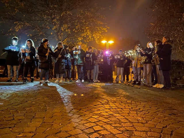 St. Martinsumzug
.
.
.
Auch in diesem Jahr haben wir den St. Martinsumzug in Föhren musikalisch begleitet. Zunächst an der Kirche ein paar einstimmende Lieder, gefolgt von einer Bläsergruppe beim Gemeindehaus und wieder mit der ganzen Gruppe am Kindergarten und natürlich am Martinsfeuer selbst.
.
.
.
Unsere Musiker:innen erstrahlten außerdem dieses Jahr nicht nur im Flammenschein, sondern auch in besonders kreativem Licht!