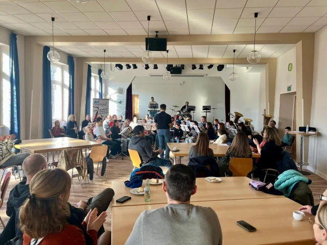 Throwback Thursday
•
•
•
Am 1.2.25 fand unser „Tag der Jugend“ statt. Viele interessierte Kinder und Jugendliche, konnten verschiede Instrumente, nicht nur in Aktion sehen, sondern auch Ausprobieren. 🎺🪈
•
•
•
Für alle Interessierten die ebenfalls ein Instrument erlernen möchten, schaut auf unserer Homepage vorbei. Wir informieren gerne über die verschieden Möglichkeiten.