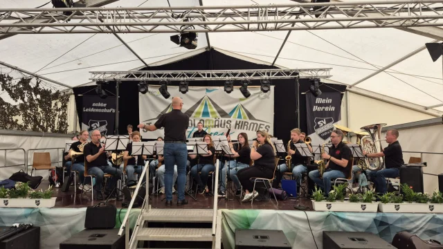 Föhrener Kirmes 2025
•
•
•
Während wir die @foehrener_kirmes 
morgens musikalisch begleitet und den @svfoehren1920ev gerne unterstützt haben 🤝🏻 ...
•
•
•
... war @brass.explosion abends am Start und hat beim Publikum für eine 
Wahnsinnsstimmung gesorgt 🥳
•
•
•
#mvföhren #föhrenerkirmes #svföhren #brassexplosion