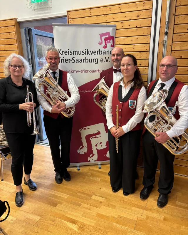 Der KMV Trier-Saarburg hatte dieses Wochenende zum Ü30 Seminar eingeladen - und es folgten viele Musizierende!
.
Natürlich wurde die Einladung auch von uns angenommen und so mischten sich auch fünf Musiker:innen des MV Föhren unter das Orchester.
.
Den Höhepunkt des Wochenendes bildete das Abschlusskonzert in Bekond unter Leitung von Reiner Serwe.
.
#mv #mvföhren #kmv #kreismusikverband #kreismusikverbandtriersaarburg