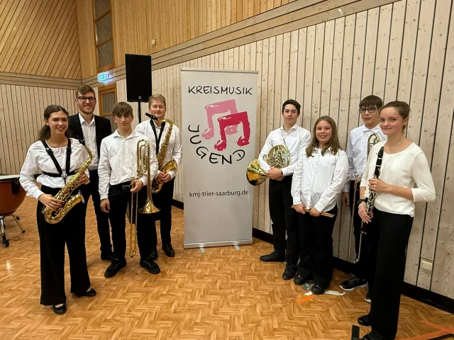 Das MusicCamp 2025 der @kreismusikjugend_triersaarburg ist gestern in Gutweiler mit einem grandiosen Konzert unter Leitung von @rainerserwe zu Ende gegangen. Aus unseren Reihen waren 8 Musiker*innen mit dabei und hatten eine tolle gemeinsame Woche!
.
Herzlichen Glückwunsch!
.
#mvföhren #musiccamp2025 #kmj #kmjtriersaarburg