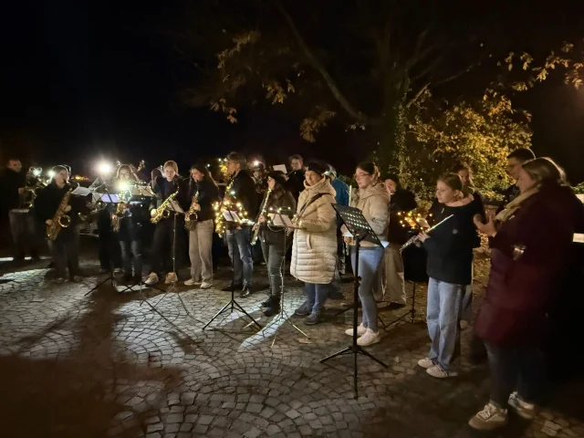 🏮 Ich geh mit meiner Laterne ...
.
... und meine Laterne mit mir 🎶
.
Auch in diesem Jahr haben wir den St. Martinsumzug in Föhren musikalisch begleitet und uns über die vielen großen wie kleinen Menschen gefreut, die mit ihren bunten Laterne mitgegangen sind.
.
An verschiedenen Stationen im Dorf haben wir ein ebenso buntes Repertoire an Liedern gespielt.
.
Unsere eigene Beleutung wird dabei von Jahr zu Jahr auch immer kreativer und bunter!
. 
#mvföhren #föhren #stmartin #martinsumzug